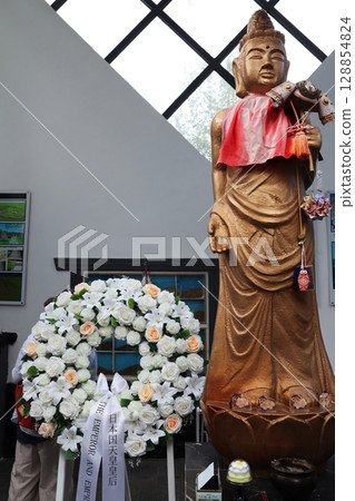 蒙古俘虜日軍紀念碑(天皇與皇后陛下敬獻的花) 蒙古俘虜日軍紀念碑(天皇與皇后陛下敬獻的花) 128854824