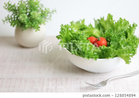Fresh frilly lettuce salad 128854894