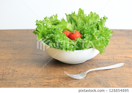 Fresh frilly lettuce salad 128854895