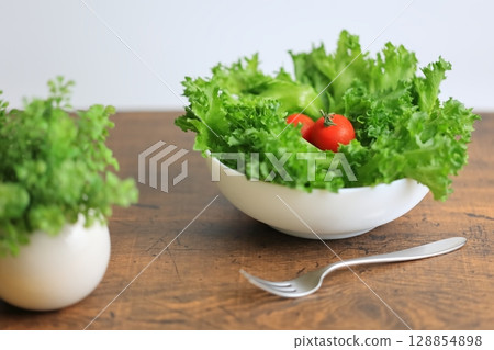 新鮮褶邊生菜沙拉 128854898