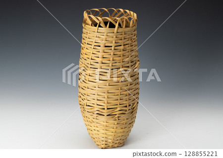 White bamboo hanging vase "Sozenkou Furinkogo" | A flower vase for tea ceremony utensils that highlights natural beauty White bamboo hanging vase "Sozenkou Furinkogo" | A flower vase for tea ceremony utensils that highlights natural beauty 128855221