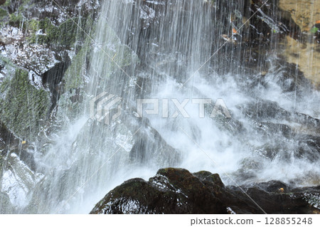 Tsukimachi Falls crashing against the rocks Tsukimachi Falls crashing against the rocks 128855248