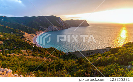 Spectacular panoramic coastline views 128855281
