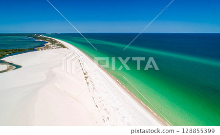 翡翠綠色的海洋和沙灘 翡翠綠色的海洋和沙灘 128855399