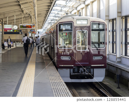 A local train bound for Hibarigaoka Hanayashiki stopped at Hankyu Ikeda Station 128855441