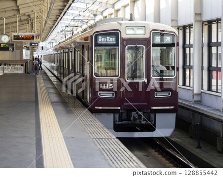 開往雲雀丘花屋敷方向的本地列車停靠阪急池田站 開往雲雀丘花屋敷方向的本地列車停靠阪急池田站 128855442