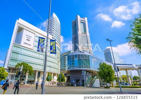 日本橫濱市容市長選舉...橫濱地標塔和橫濱市長選舉橫幅...選民...=24 日本橫濱市容市長選舉...橫濱地標塔和橫濱市長選舉橫幅...選民...=24 128855515