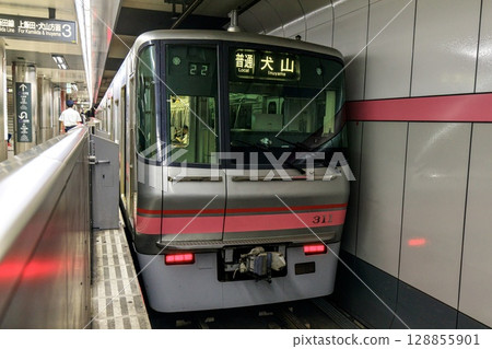 名鐵300系列列車停泊在上飯田線連接線平安通站 名鐵300系列列車停泊在上飯田線連接線平安通站 128855901