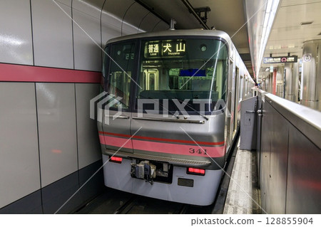 Meitetsu 300 series train parked at Heian-dori Station on the Kamiiida Line connecting line 128855904