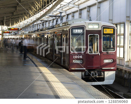 開往大阪梅田方向的快速列車停靠阪急池田站 128856060