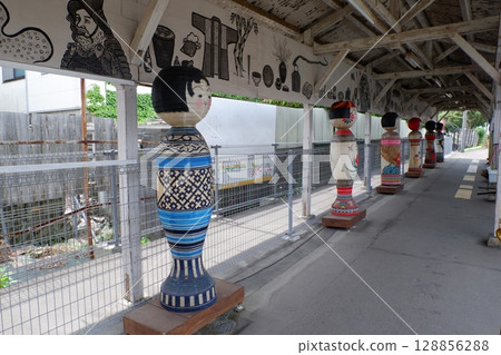 Platform at Chuo Hirosaki Station 128856288