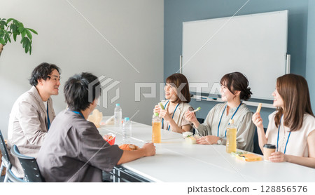 Lunch in the break room, businessmen and women eating bento 128856576