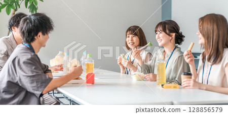 休息室裡的午餐，商人和女士們吃著便當 128856579