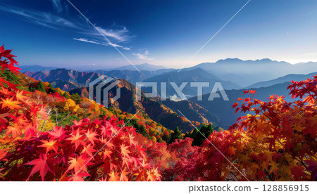 染上秋葉的山脈和壯麗的秋日天空 128856915