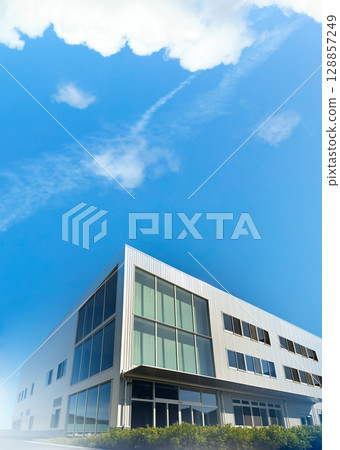 辦公大樓在藍天的襯托下熠熠生輝 128857249