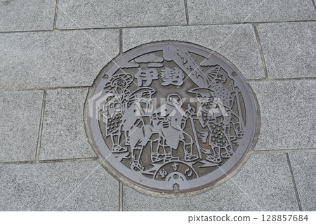 Ise-shi Station Ise-mairi Manhole Cover 128857684