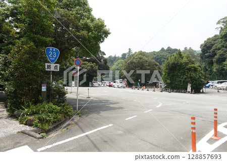 In front of the parking lot of the Inner Shrine of Ise Jingu (end of National Route 23) 128857693