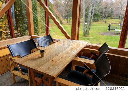 舒適開放的咖啡館 128857911