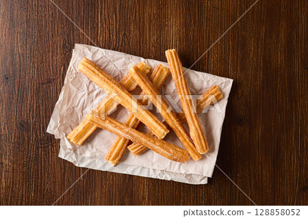 紙上的油條 128858052