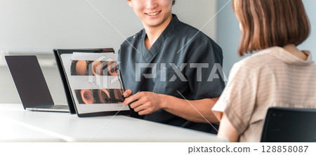 一名女患者與一名男醫生、護士和諮詢師在醫院進行體檢、諮詢和諮詢 128858087