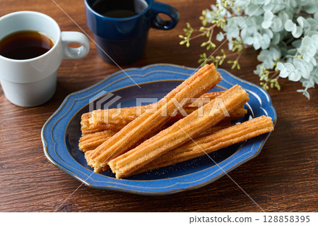 盤子裡的油條 盤子裡的油條 128858395