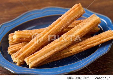 盤子裡的油條 128858397