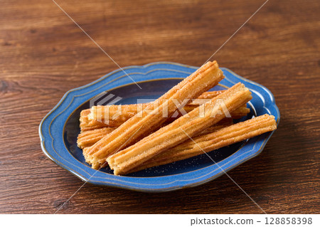 盤子裡的油條 盤子裡的油條 128858398