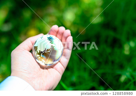 水晶球懸掛在美麗的新鮮綠葉之上 - 生態圖像 - 彩虹色 128858980