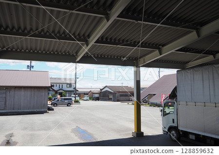 大型停車場及倉庫場景 128859632