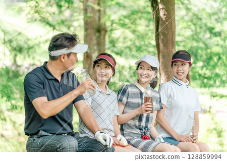 在高爾夫球場上高爾夫球課的男女高爾夫球手（休息和補水） 128859994