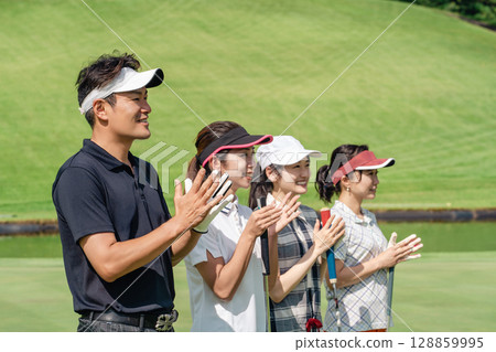 高爾夫球手男女在高爾夫球場享受高爾夫 高爾夫球手男女在高爾夫球場享受高爾夫 128859995