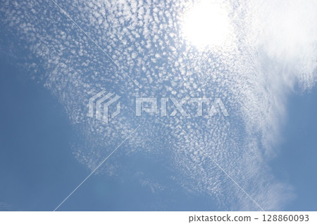 夏日天空中的鱗狀雲 夏日天空中的鱗狀雲 128860093