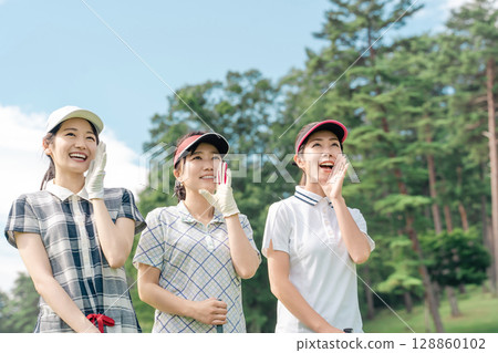 高爾夫球手女人在高爾夫球場歡呼 128860102