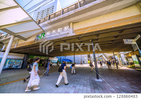 日本橫濱城市景觀：早晨上班的路上。背景是橫濱市政廳的方向。 128860483