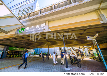 日本橫濱城市景觀:早晨上班的路上。背景是橫濱市政廳的方向。 日本橫濱城市景觀:早晨上班的路上。背景是橫濱市政廳的方向。 128860484