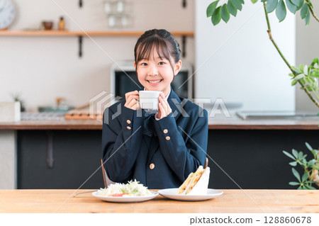 Breakfast, lunch milk, hot milk, soup, juice, coffee drinking junior high school students, high school students, students, girls Breakfast, lunch milk, hot milk, soup, juice, coffee drinking junior high school students, high school students, students, girls 128860678