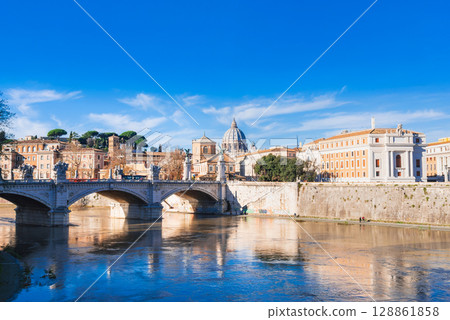 冬季的羅馬:台伯河和聖彼得大教堂圓頂 冬季的羅馬:台伯河和聖彼得大教堂圓頂 128861858