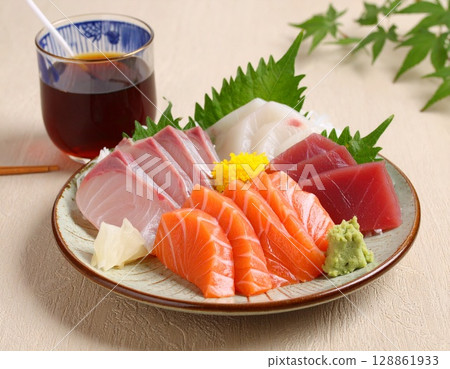 什錦新鮮生魚片 128861933