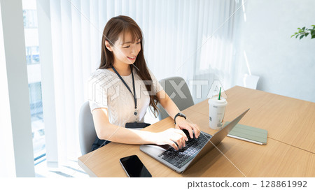 Woman doing desk work / business woman Woman doing desk work / business woman 128861992