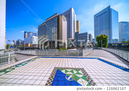 日本橫濱市景：從櫻木橋眺望櫻木町站新南口（市政府出口）、Hotel Mets、橫濱市政廳、電車等 128862187