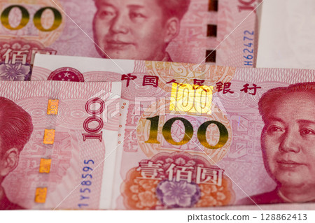 a large amount of Chinese paper money of one hundred yuan in ultraviolet light, the obverse of a large number of genuine Chinese yuan money 128862413