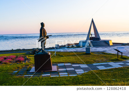 [Hokkaido_Wakkanai_Cape Soya] Mamiya Rinzo watching the morning sun 128862418