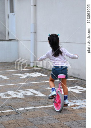 練習獨輪車的女孩 128863003