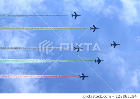 以三角洲形成吸引煙霧的藍色脈衝彩色煙霧 以三角洲形成吸引煙霧的藍色脈衝彩色煙霧 128863184