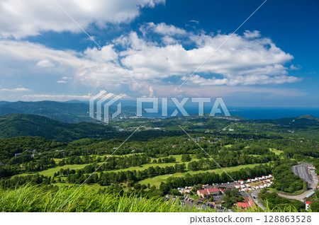 夏季伊豆大室山山頂的景色，夏日美景 128863528