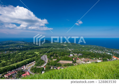 夏季伊豆大室山山頂的景色,夏日美景 夏季伊豆大室山山頂的景色,夏日美景 128863530
