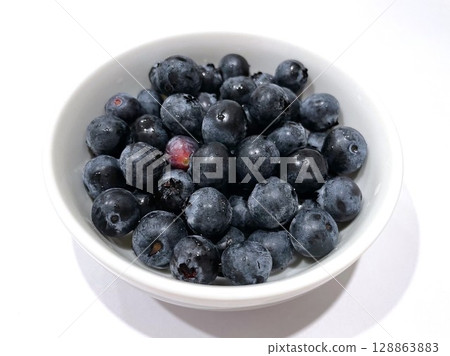 白碗中的新鮮藍莓 005 128863883