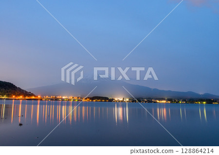 湖畔燈光映照下的富士山夜景 128864214