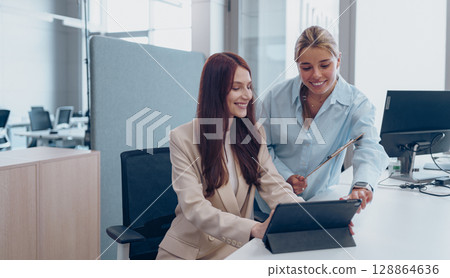Collaborative Business Teamwork and Effective Communication in a Modern Office Setting 128864636