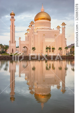 Omar Ali Saifuddien Mosque at sunset, Bandar Seri Begawan, Brunei. 128865078